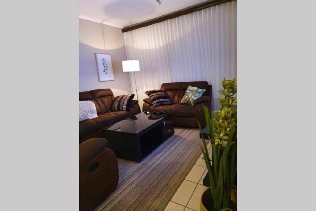 Plush Private Home โพเลอกวาเน ภายนอก รูปภาพ
